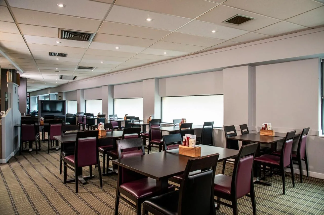 Dining room with tables, chairs and a flat-screen TV