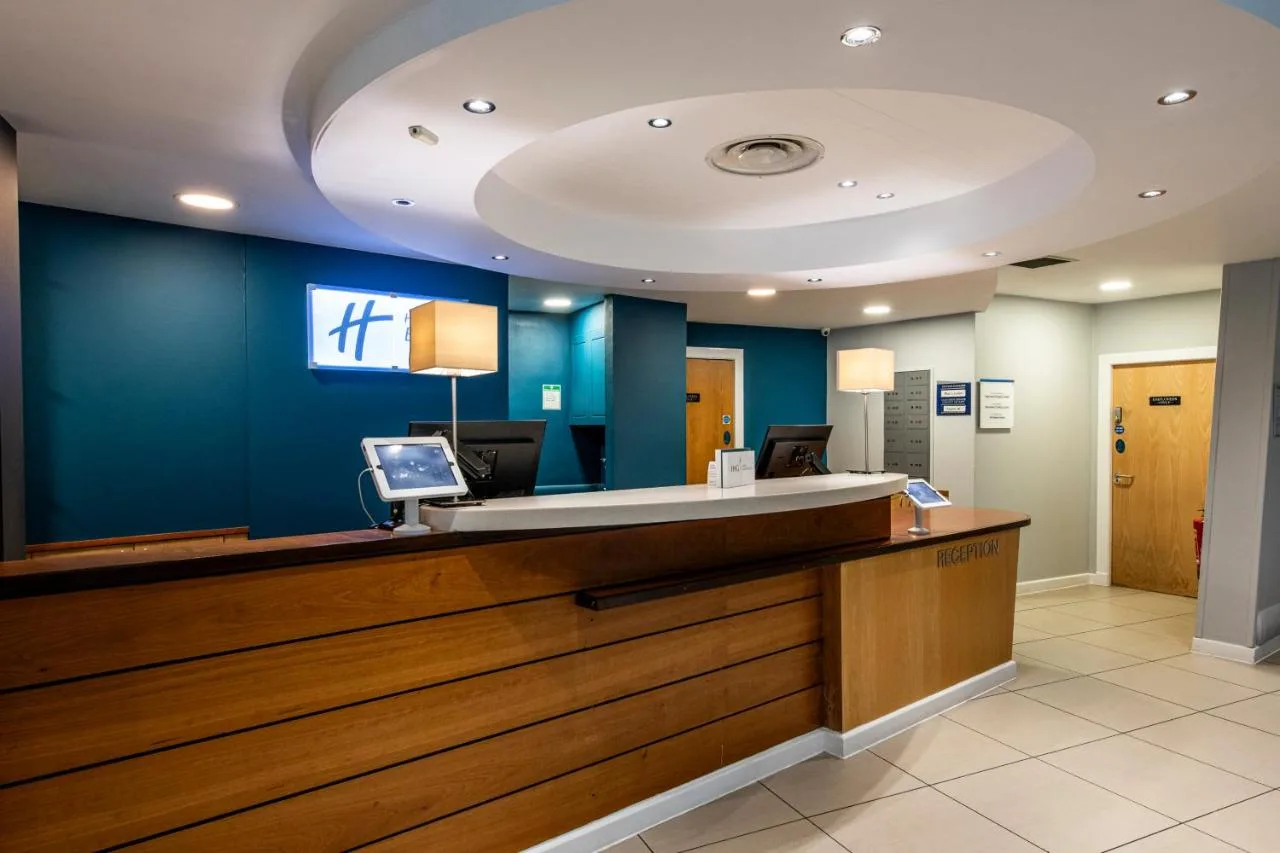 Comfortable waiting area with blue walls in the hotel lobby